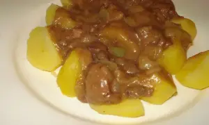 Jak zrobić wątróbkę drobiową z cebulką, aby zachwycić smakami