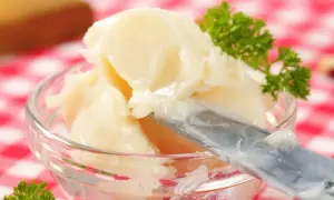 Dlaczego lepiej smażyć na smalcu? Odkryj zdrowe korzyści i smak