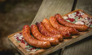 Jak pokroić kiełbasę na grilla, aby uniknąć pękania i poprawić smak