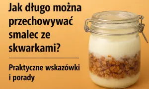 Słoik ze smalcem i skwarkami na pomarańczowym tle.