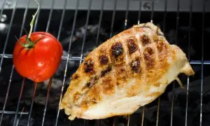 Ile grillować pierś z kurczaka na grillu elektrycznym, aby nie była sucha?