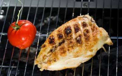 Ile grillować pierś z kurczaka na grillu elektrycznym, aby nie była sucha?