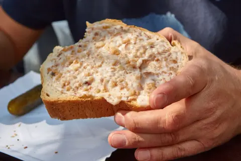 Jakie przyprawy do smalcu ze skwarkami - uniknij najczęstszych błędów