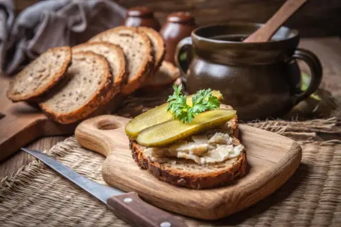 Jakie przyprawy do domowego smalcu, aby uzyskać wyjątkowy smak?
