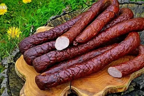 Kiełbasa dziadka Tadka – tradycyjny przepis na smakowitą kiełbasę