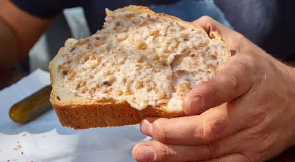Jakie przyprawy do smalcu ze skwarkami - uniknij najczęstszych błędów