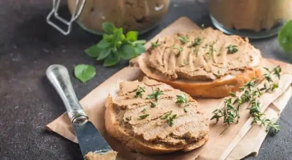 Czy pies może jeść pasztet? Dowiedz się, co może mu zaszkodzić