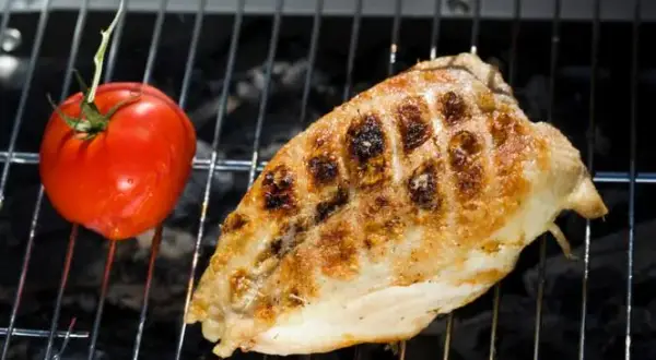 Ile grillować pierś z kurczaka na grillu elektrycznym, aby nie była sucha?