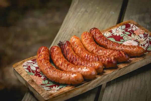 Jak pokroić kiełbasę na grilla, aby uniknąć pękania i poprawić smak